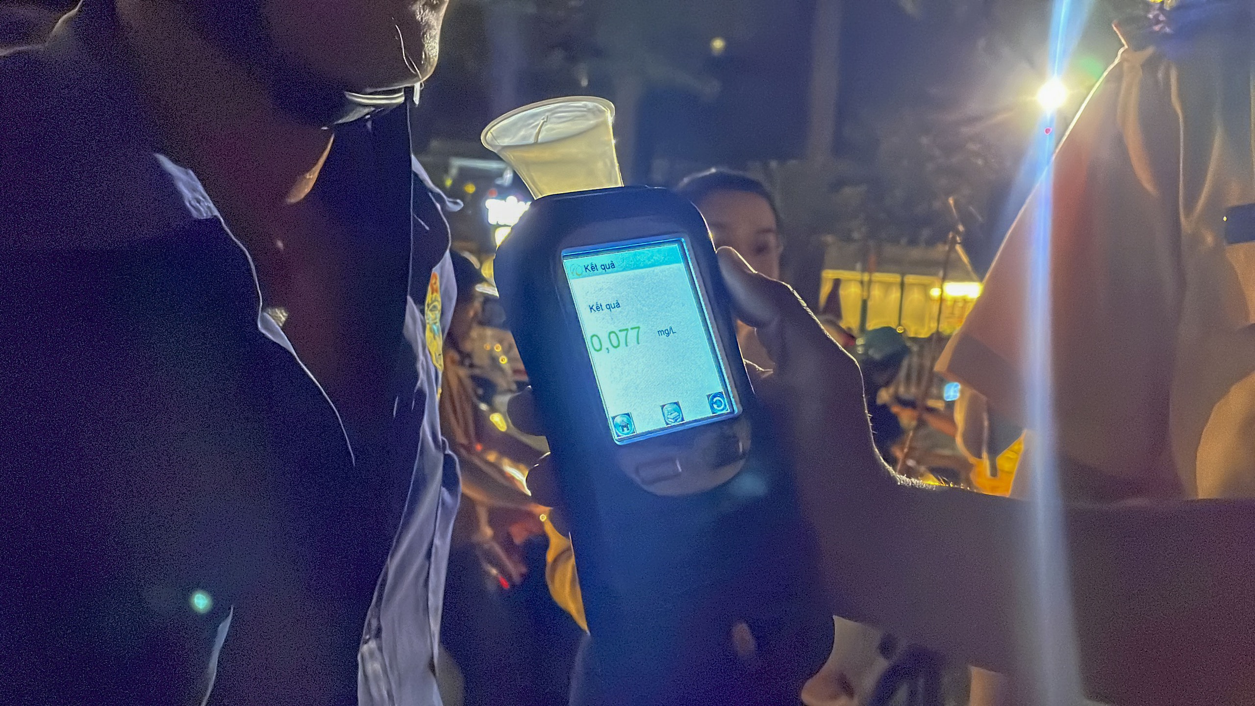 Đ&ecirc;m khuya, người vi phạm nồng độ cồn đ&ograve;i CSGT TP HCM "kiểm tra độ tỉnh t&aacute;o"- Ảnh 2.