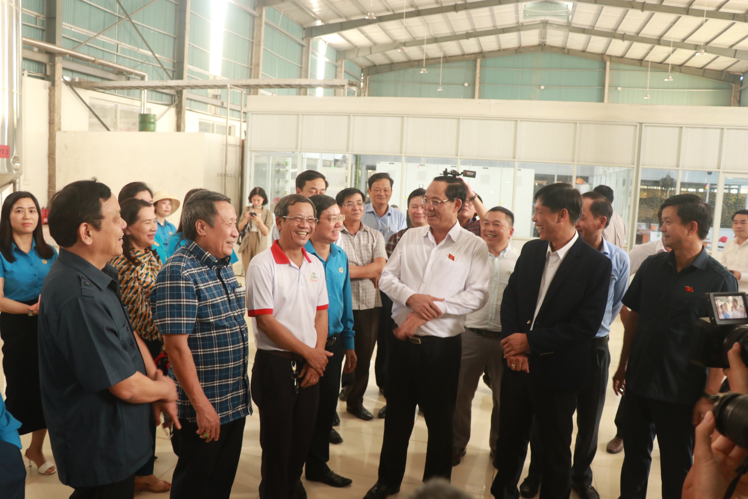 Đo&agrave;n c&ocirc;ng t&aacute;c của Quốc hội tặng qu&agrave;, ch&uacute;c Tết tại Quảng Trị- Ảnh 1.