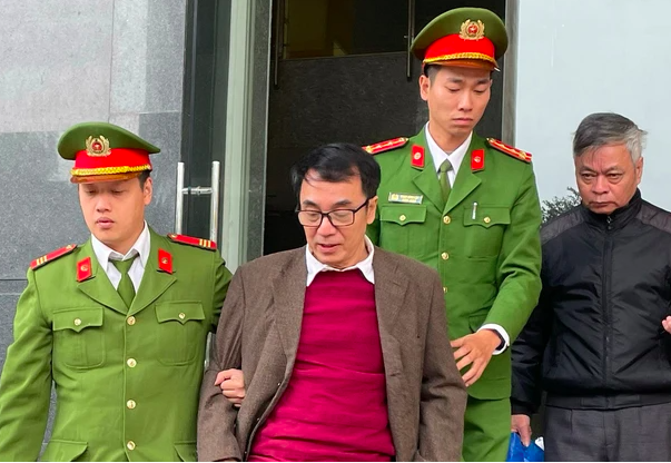 Cựu cục ph&oacute; Trần H&ugrave;ng k&ecirc;u oan vụ "bảo k&ecirc;" s&aacute;ch gi&aacute;o khoa giả- Ảnh 1.