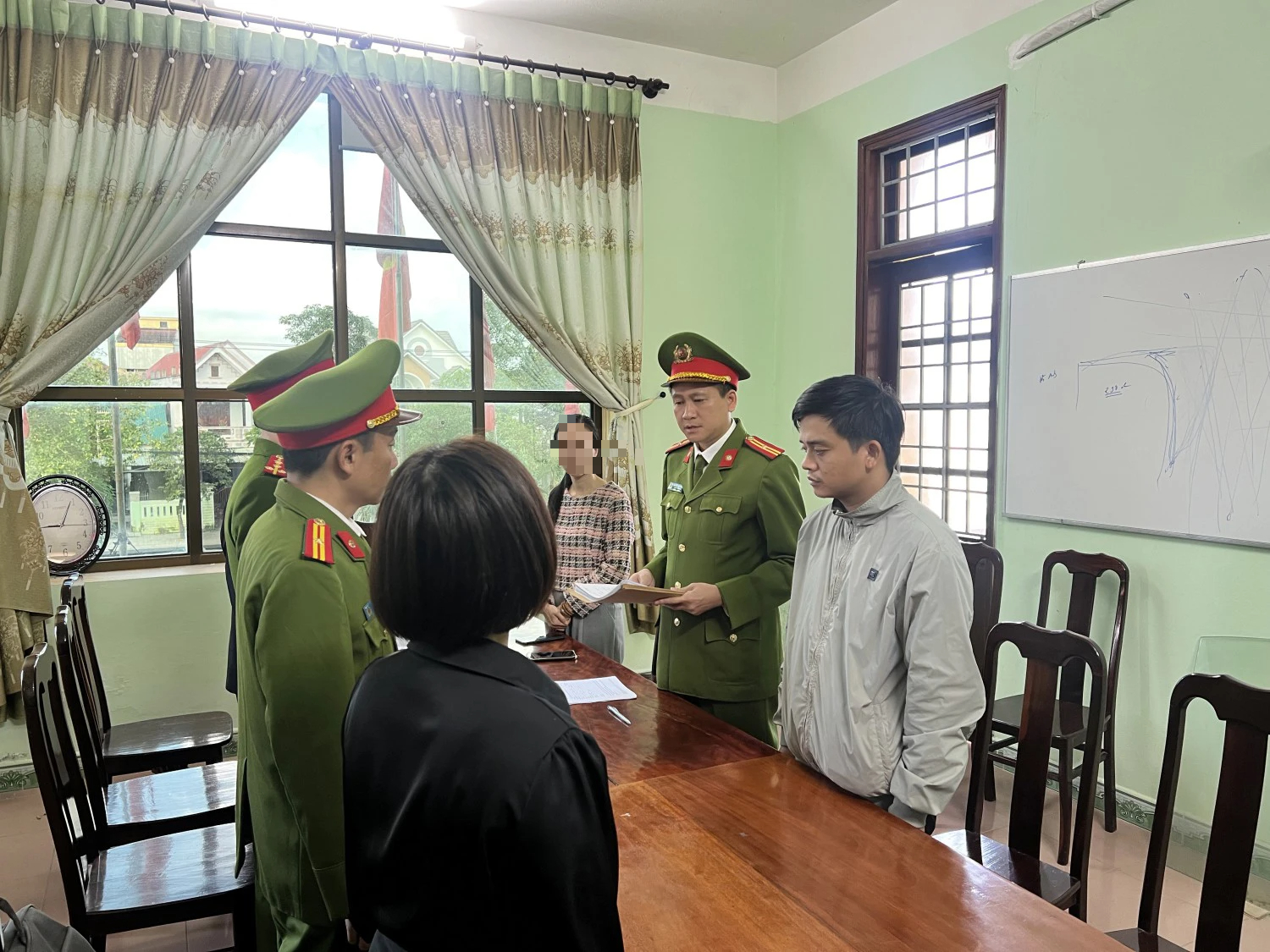 G&acirc;y hậu quả nghi&ecirc;m trọng, một c&aacute;n bộ văn ph&ograve;ng đăng k&yacute; đất đai bị bắt
- Ảnh 1.
