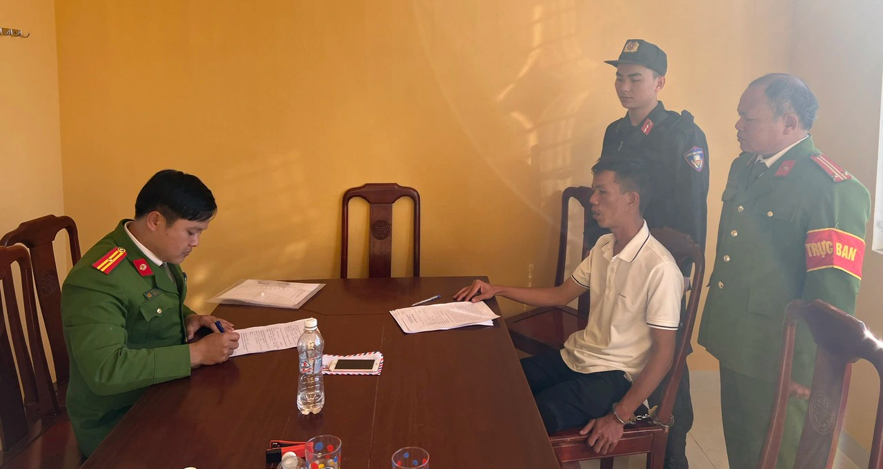 Trước khi cướp ng&acirc;n h&agrave;ng tại Quảng Nam, hai nghi phạm b&agrave;n bạc sẽ "ra tay" ở Huế- Ảnh 1.