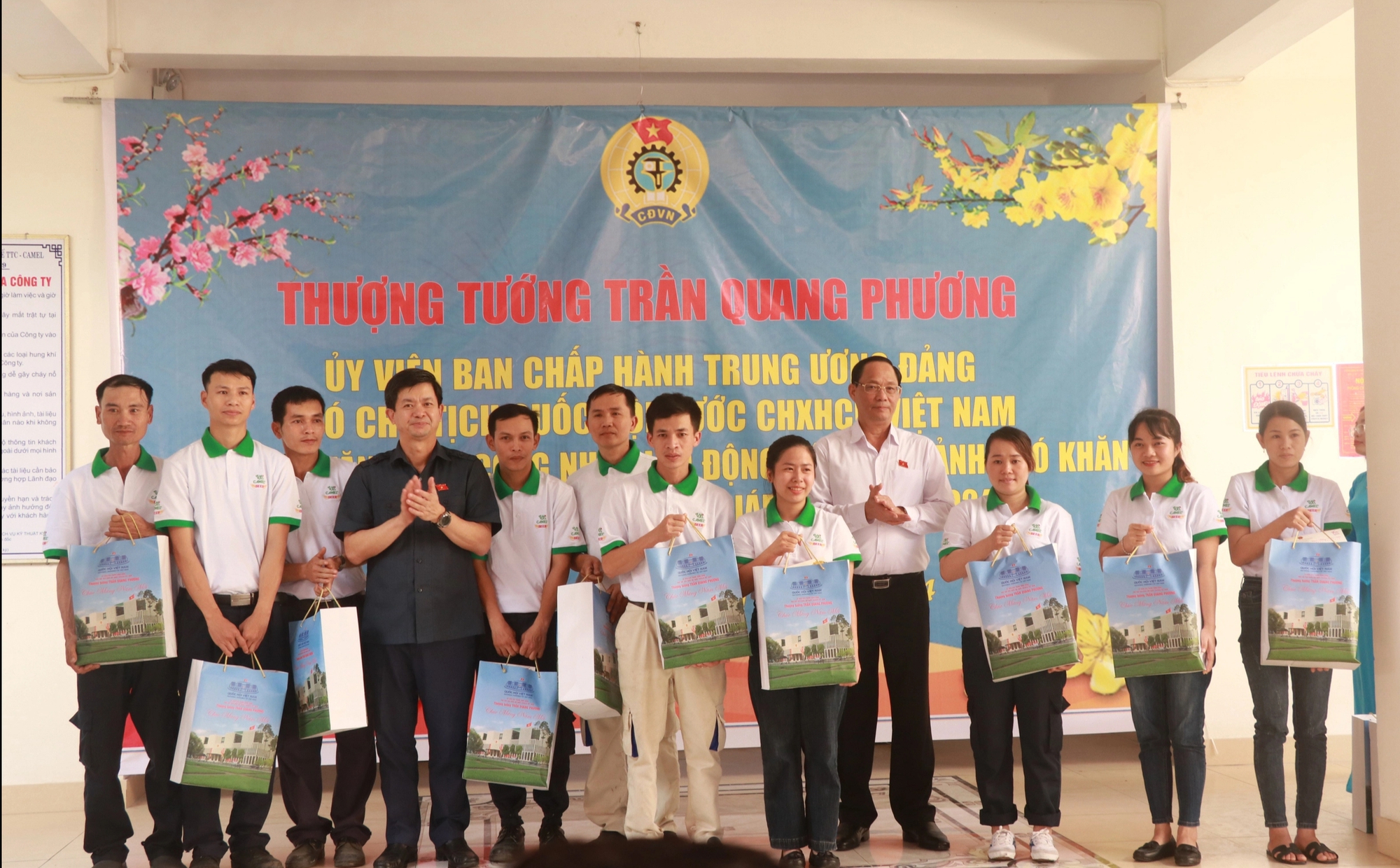 Đo&agrave;n c&ocirc;ng t&aacute;c của Quốc hội tặng qu&agrave;, ch&uacute;c Tết tại Quảng Trị- Ảnh 2.