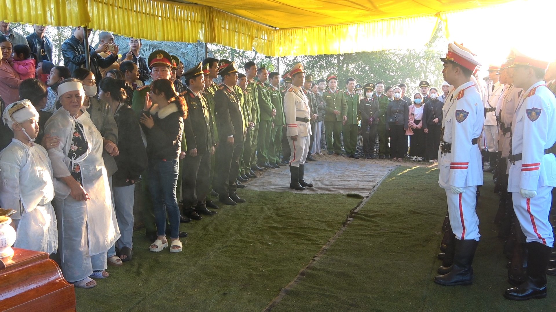 Tiễn biệt phó trưởng công an phường bị đâm tử vong khi làm nhiệm vụ- Ảnh 1.