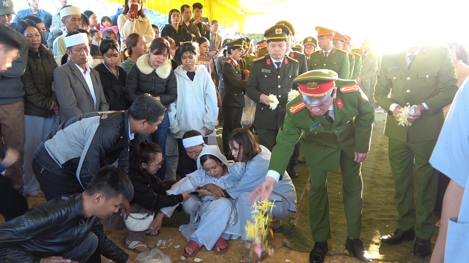 Tiễn biệt phó trưởng công an phường bị đâm tử vong khi làm nhiệm vụ- Ảnh 3.