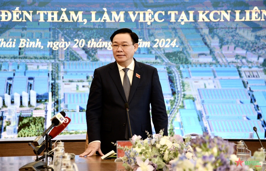 Chủ tịch Quốc hội Vương Đ&igrave;nh Huệ tặng qu&agrave; người lao động, gia đ&igrave;nh ch&iacute;nh s&aacute;ch- Ảnh 3.