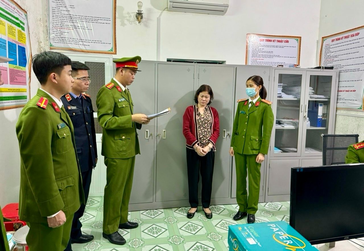 Bắt 1 gi&aacute;m đốc doanh nghiệp ki&ecirc;m gi&aacute;m đốc ph&ograve;ng kh&aacute;m đa khoa- Ảnh 1.