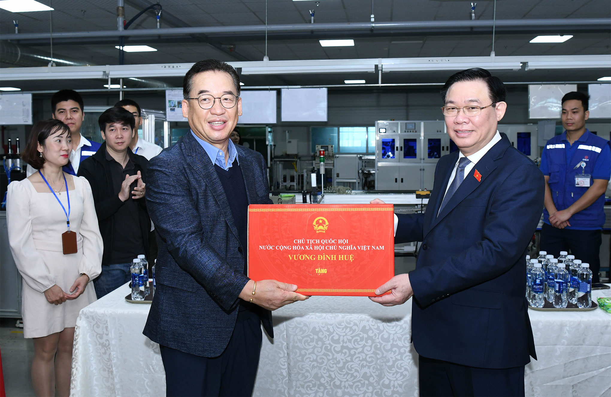 Chủ tịch Quốc hội Vương Đ&igrave;nh Huệ tặng qu&agrave; người lao động, gia đ&igrave;nh ch&iacute;nh s&aacute;ch- Ảnh 2.