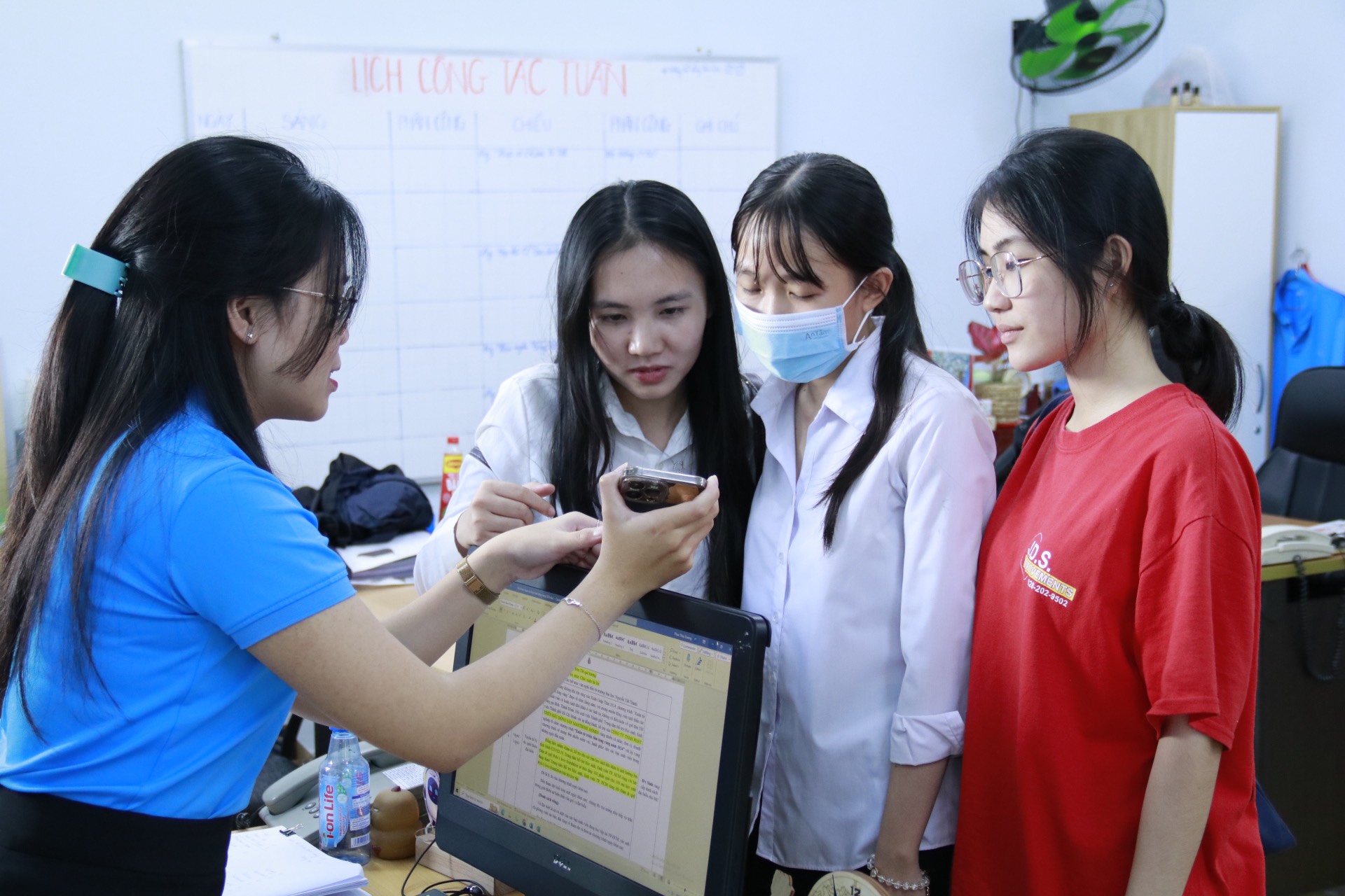 Sinh vi&ecirc;n l&agrave;m th&ecirc;m dịp Tết cần cẩn trọng với "việc nhẹ, lương cao"- Ảnh 4.
