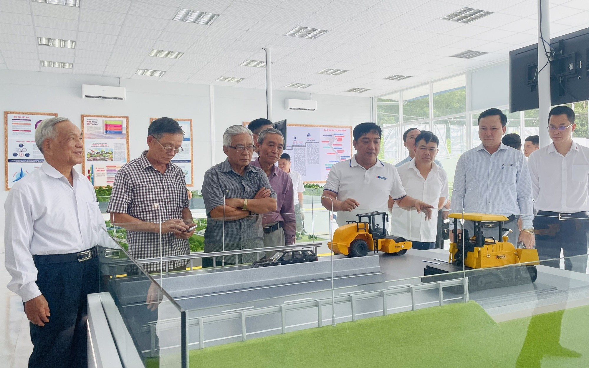 Lãnh đạo và nguyên lãnh đạo tỉnh Quảng Ngãi thăm dự án Quảng Ngãi – Hoài Nhơn