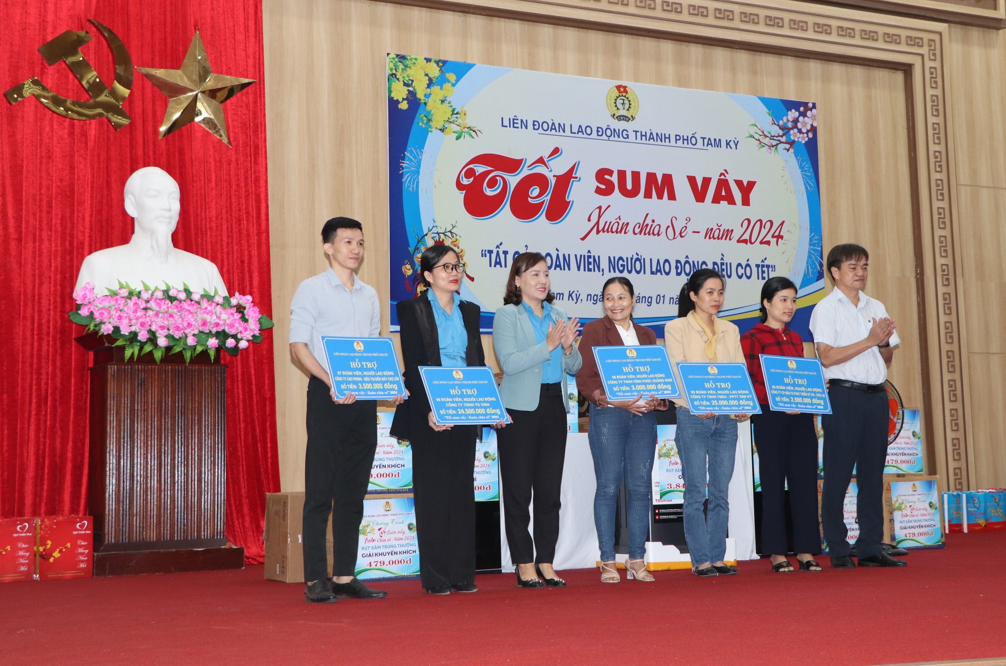 LĐLĐ Tam Kỳ trao 600 suất qu&agrave; Tết, san sẻ kh&oacute; khăn với người lao động- Ảnh 5.