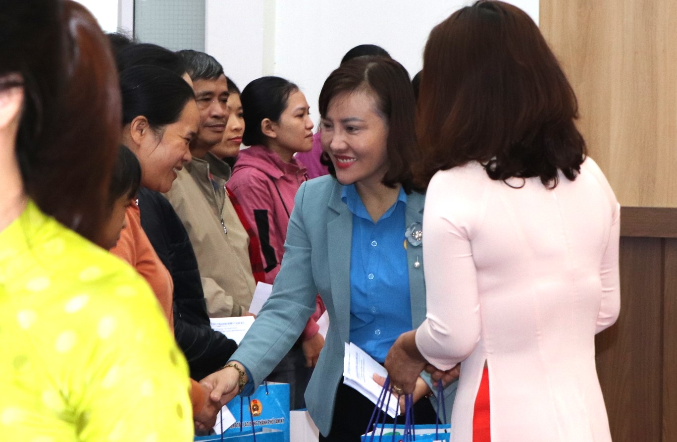 LĐLĐ Tam Kỳ trao 600 suất qu&agrave; Tết, san sẻ kh&oacute; khăn với người lao động- Ảnh 3.