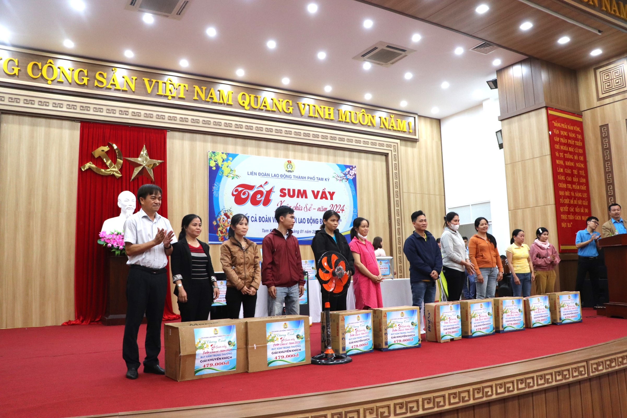 LĐLĐ Tam Kỳ trao 600 suất qu&agrave; Tết, san sẻ kh&oacute; khăn với người lao động- Ảnh 7.