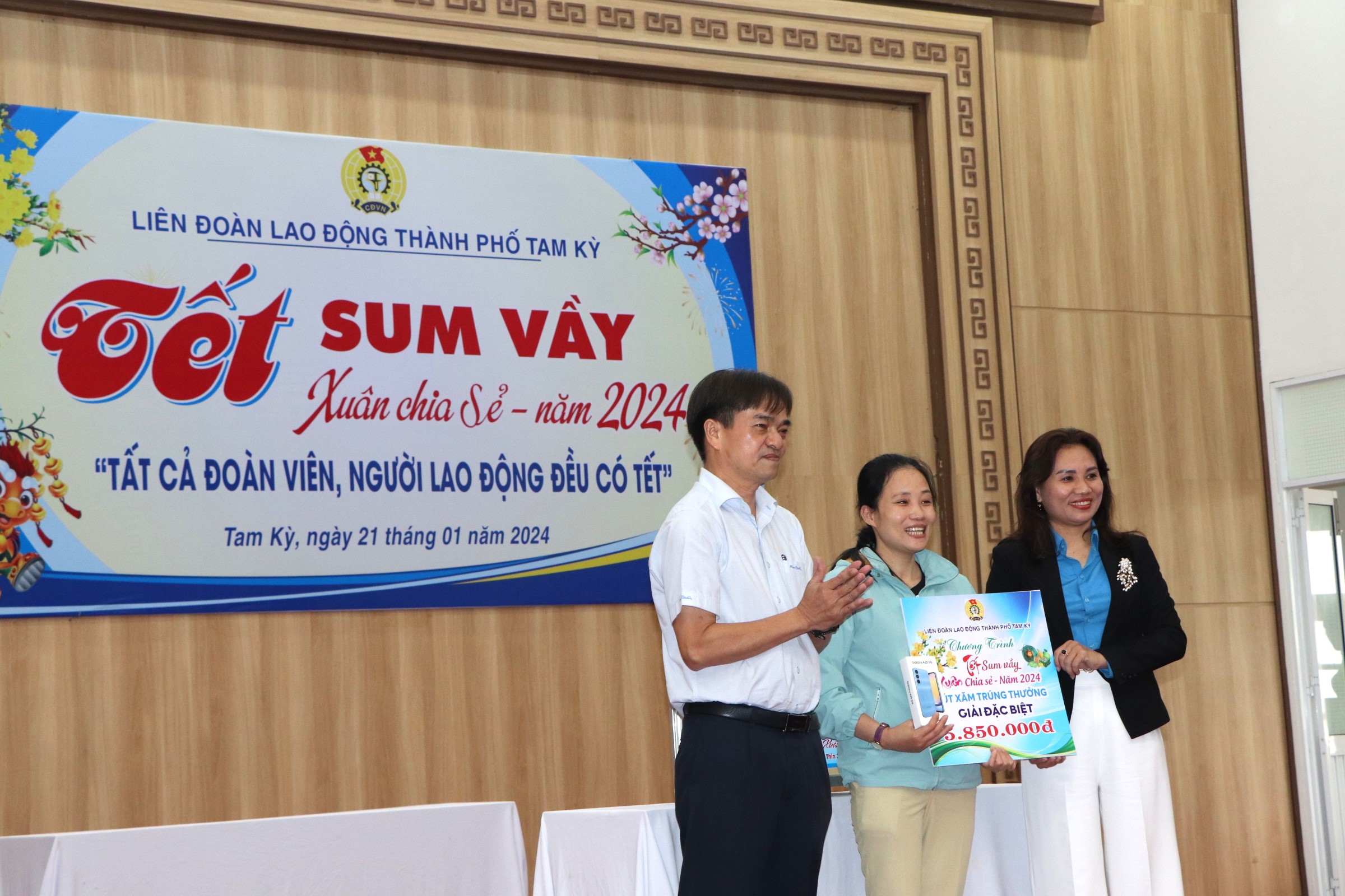 LĐLĐ Tam Kỳ trao 600 suất qu&agrave; Tết, san sẻ kh&oacute; khăn với người lao động- Ảnh 8.