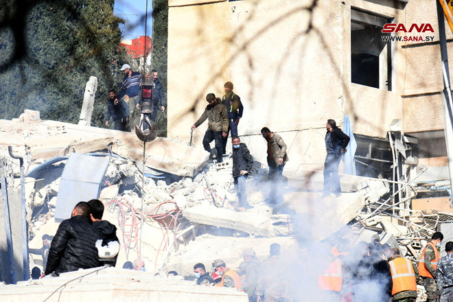 Hiện trường vụ kh&ocirc;ng k&iacute;ch tại thủ đ&ocirc; Damascus - Syria h&ocirc;m 20-1 Ảnh: Reuters