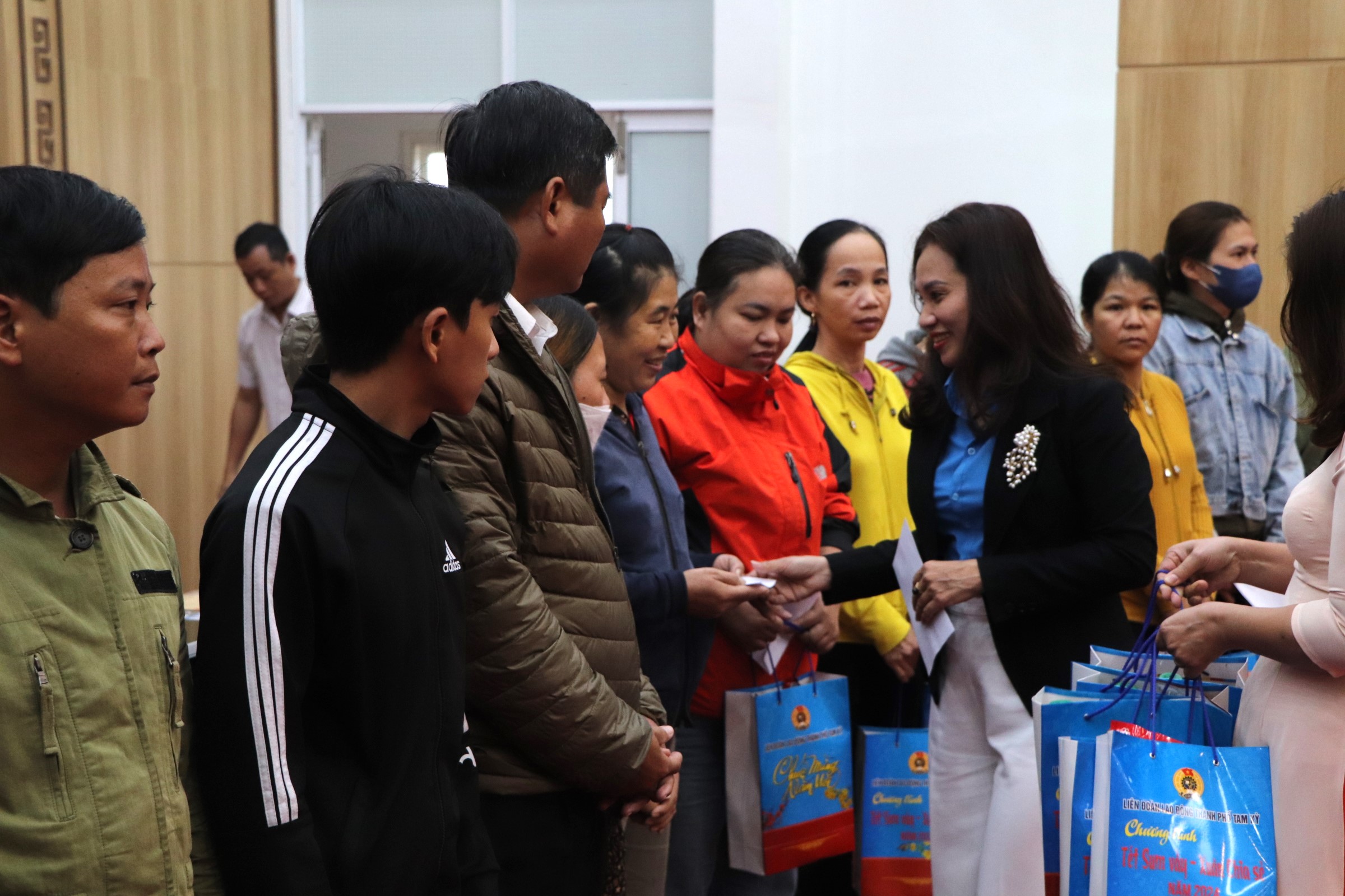 LĐLĐ Tam Kỳ trao 600 suất qu&agrave; Tết, san sẻ kh&oacute; khăn với người lao động- Ảnh 1.