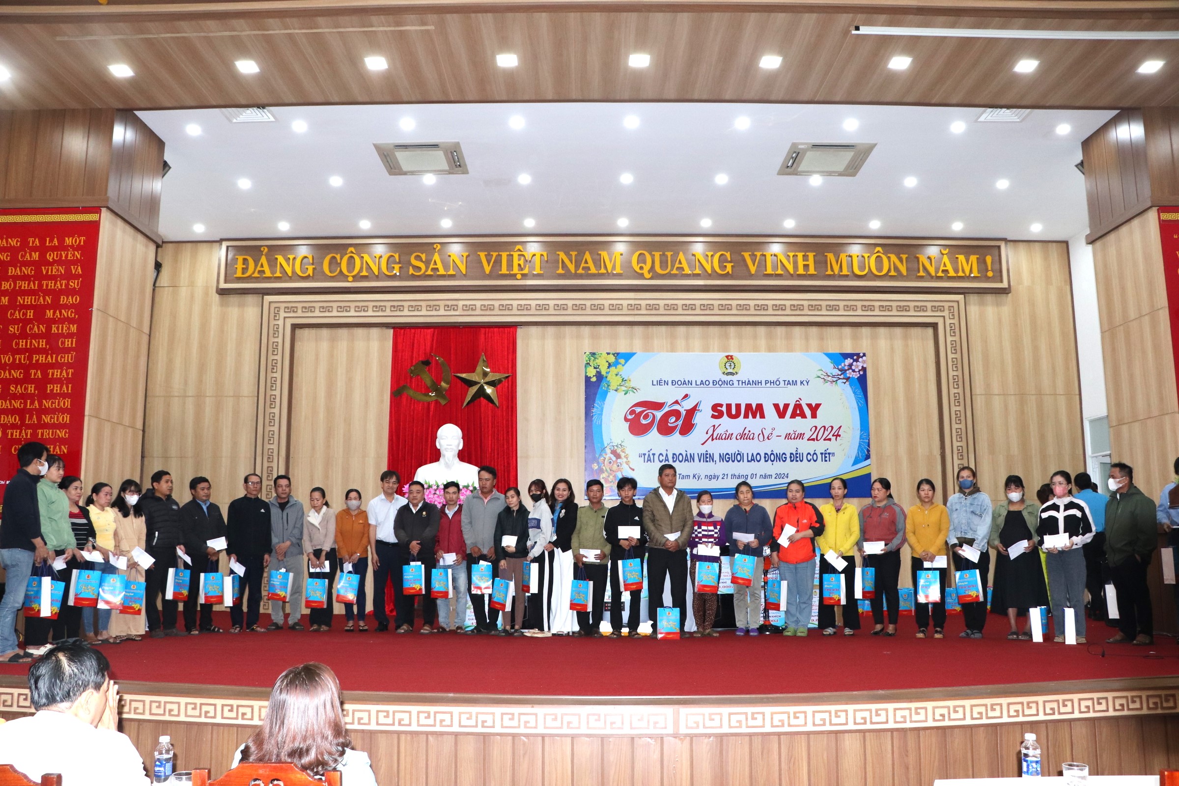 LĐLĐ Tam Kỳ trao 600 suất qu&agrave; Tết, san sẻ kh&oacute; khăn với người lao động- Ảnh 6.