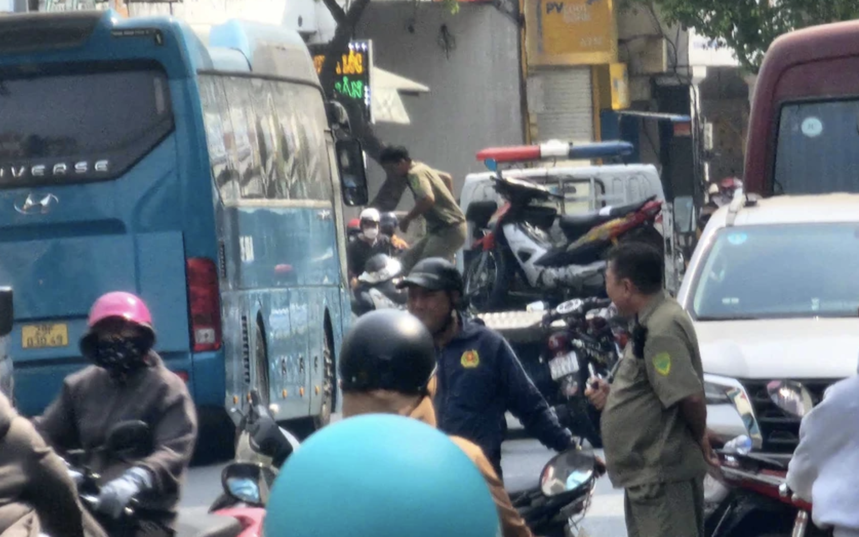 Công an phong tỏa một quán bar ở quận Tân Phú