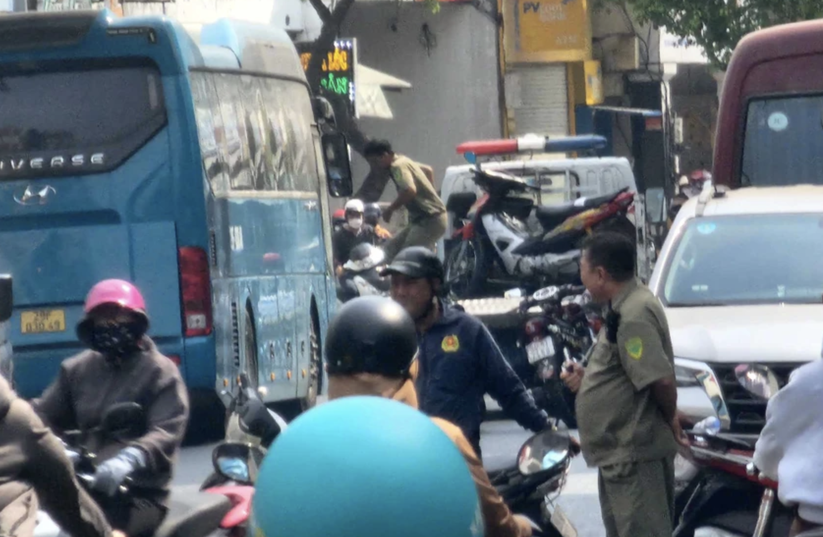 Công an phong tỏa một quán bar ở quận Tân Phú- Ảnh 3.