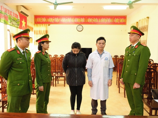 Khởi tố b&aacute;c sĩ, điều dưỡng m&oacute;c nối với nh&acirc;n vi&ecirc;n bảo hiểm để trục lợi - Ảnh 2.