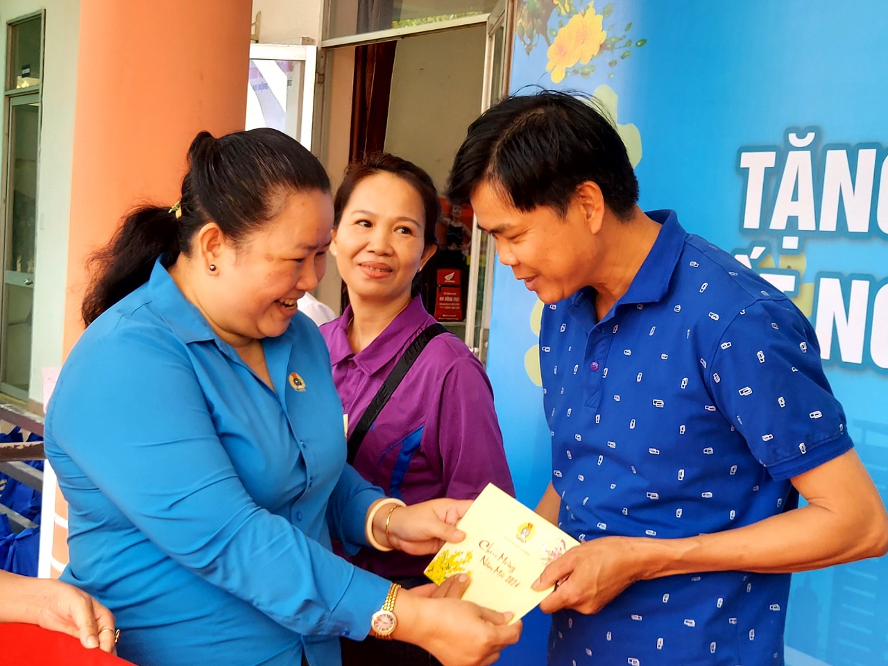 Hàng ngàn công nhân sắm Tết tại “Phiên chợ 0 đồng”- Ảnh 7.