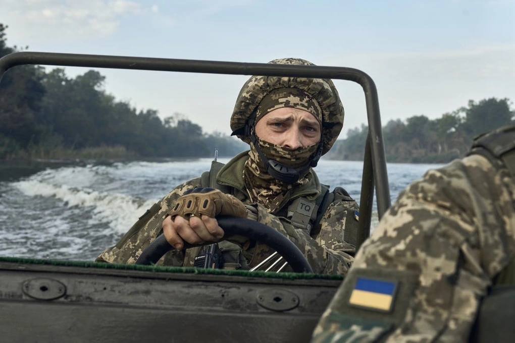 Binh sĩ Ukraine t&aacute;c chiến tr&ecirc;n s&ocirc;ng Dnieper. Ảnh: BI