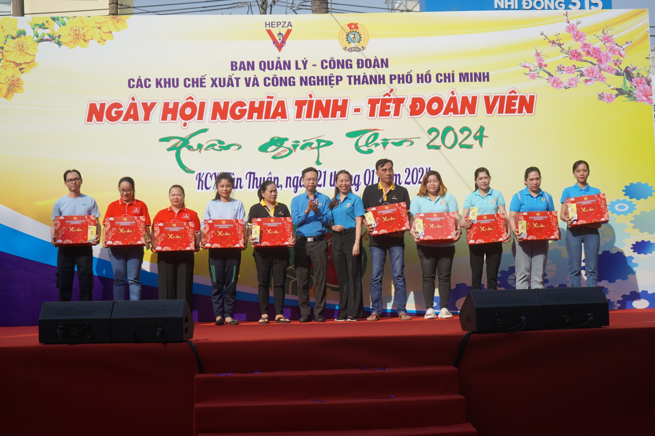 Hàng ngàn công nhân sắm Tết tại “Phiên chợ 0 đồng”- Ảnh 5.