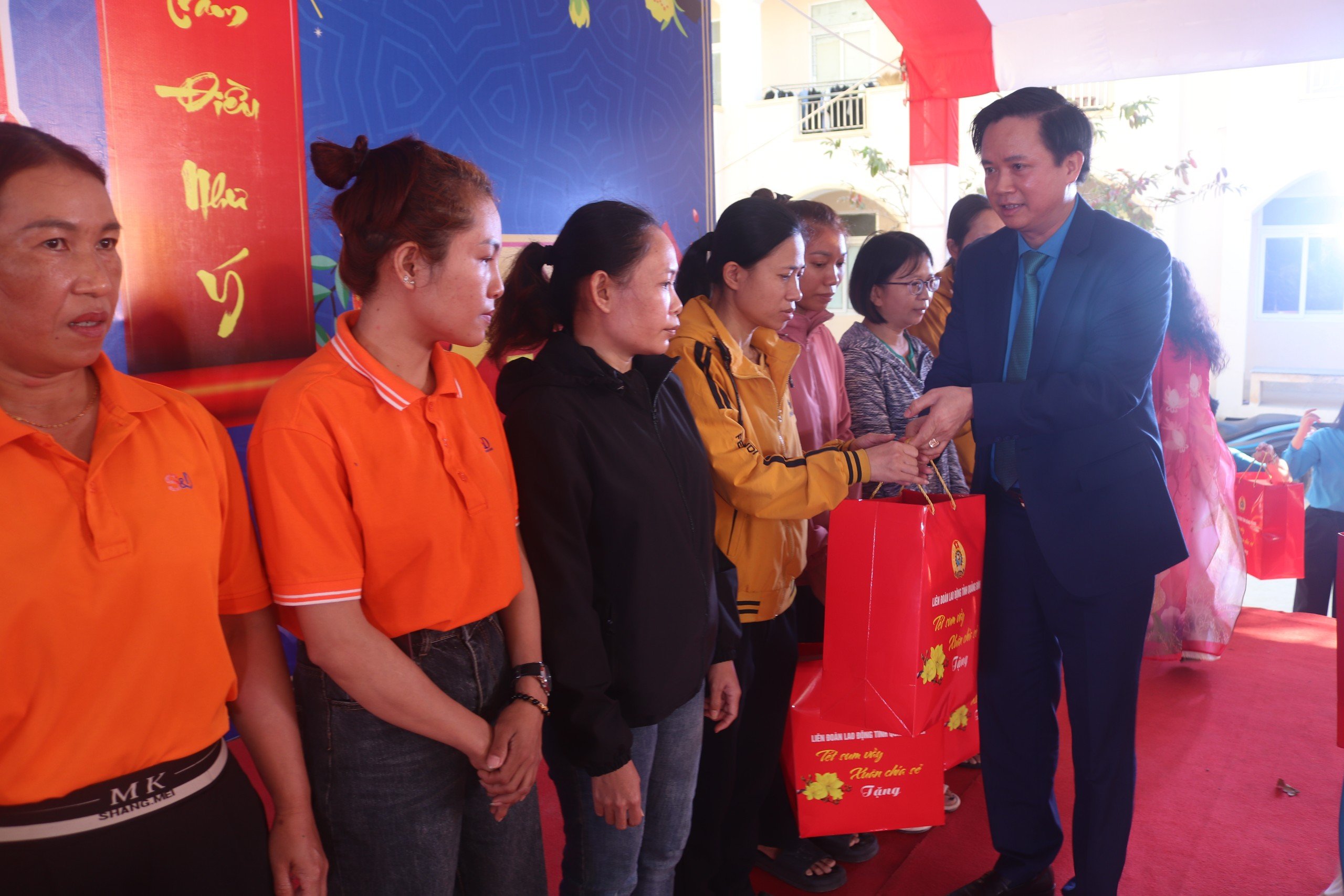 Chương tr&igrave;nh "Tết sum vầy - Xu&acirc;n chia sẻ" đến với 5.000 c&ocirc;ng nh&acirc;n ngh&egrave;o ở Quảng B&igrave;nh- Ảnh 2.
