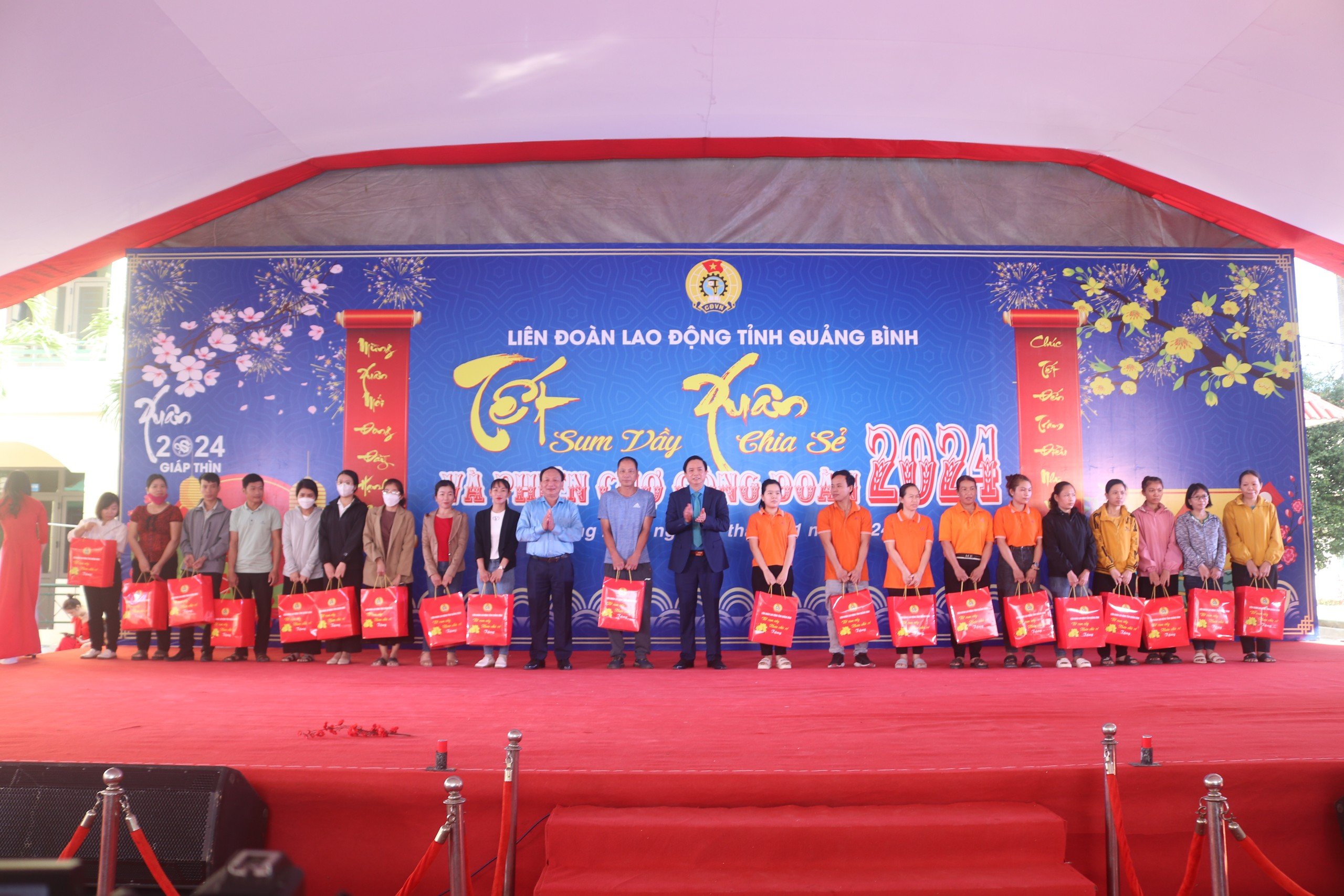Chương tr&igrave;nh "Tết sum vầy - Xu&acirc;n chia sẻ" đến với 5.000 c&ocirc;ng nh&acirc;n ngh&egrave;o ở Quảng B&igrave;nh- Ảnh 3.