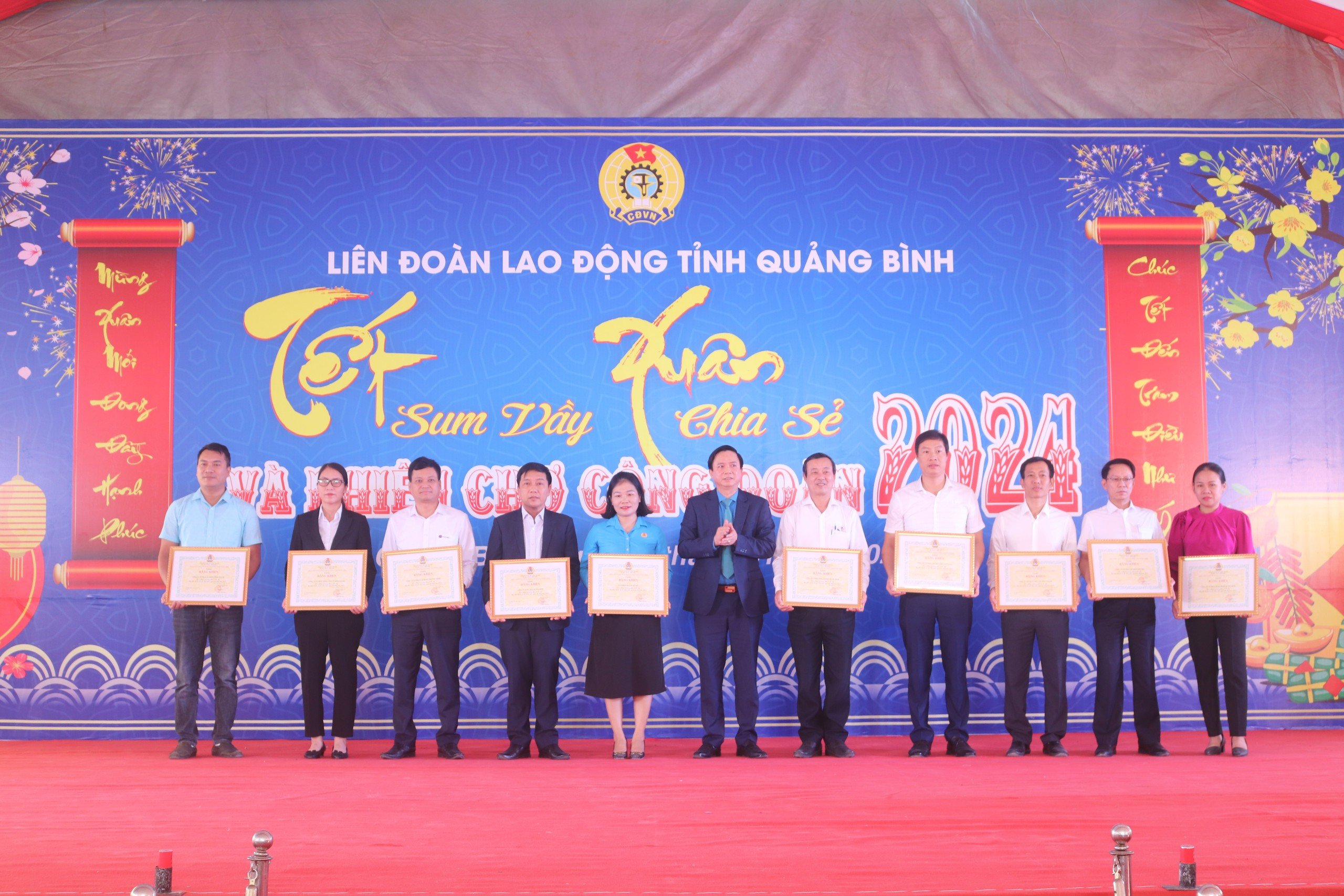 Chương tr&igrave;nh "Tết sum vầy - Xu&acirc;n chia sẻ" đến với 5.000 c&ocirc;ng nh&acirc;n ngh&egrave;o ở Quảng B&igrave;nh- Ảnh 5.