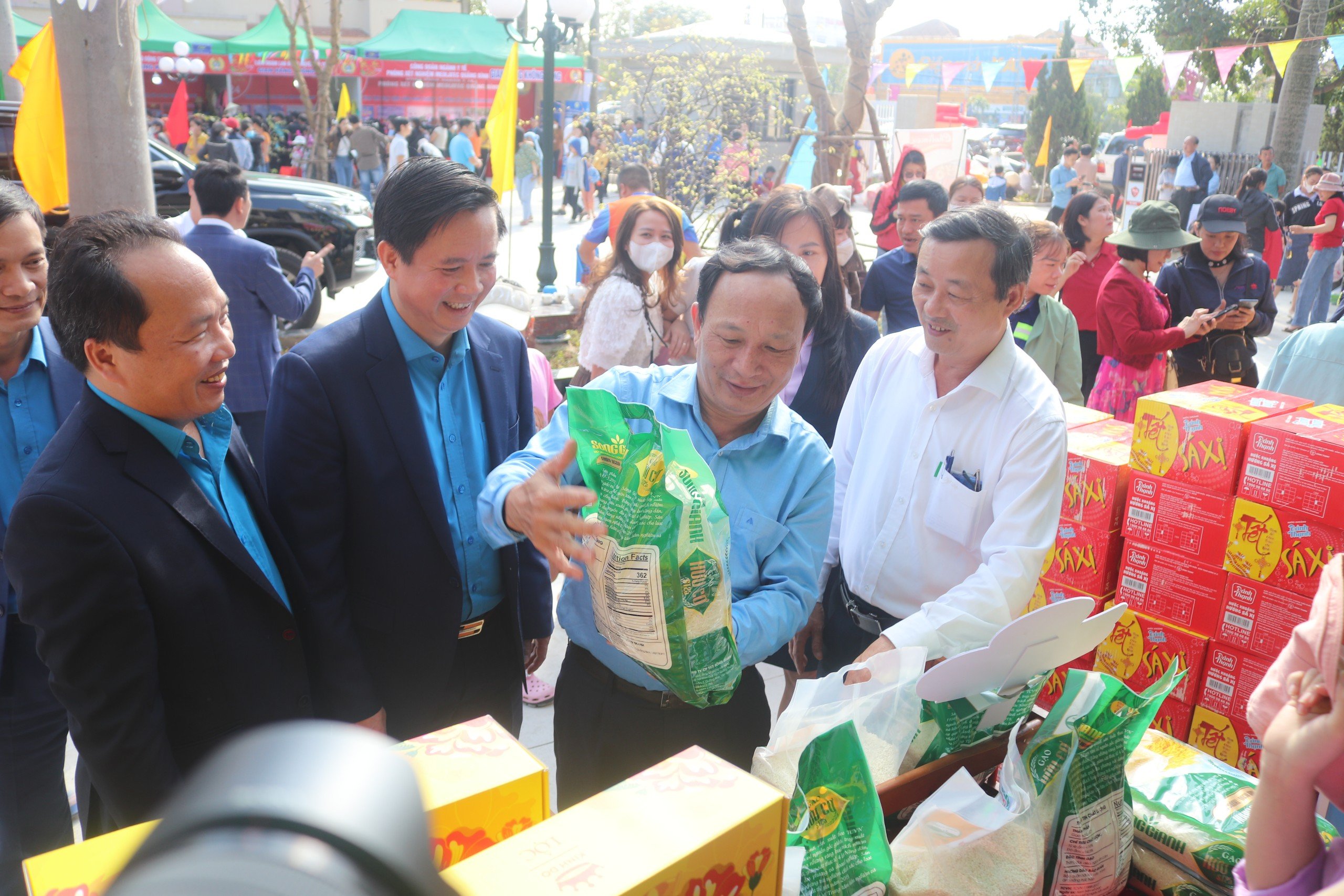 Chương tr&igrave;nh "Tết sum vầy - Xu&acirc;n chia sẻ" đến với 5.000 c&ocirc;ng nh&acirc;n ngh&egrave;o ở Quảng B&igrave;nh- Ảnh 4.