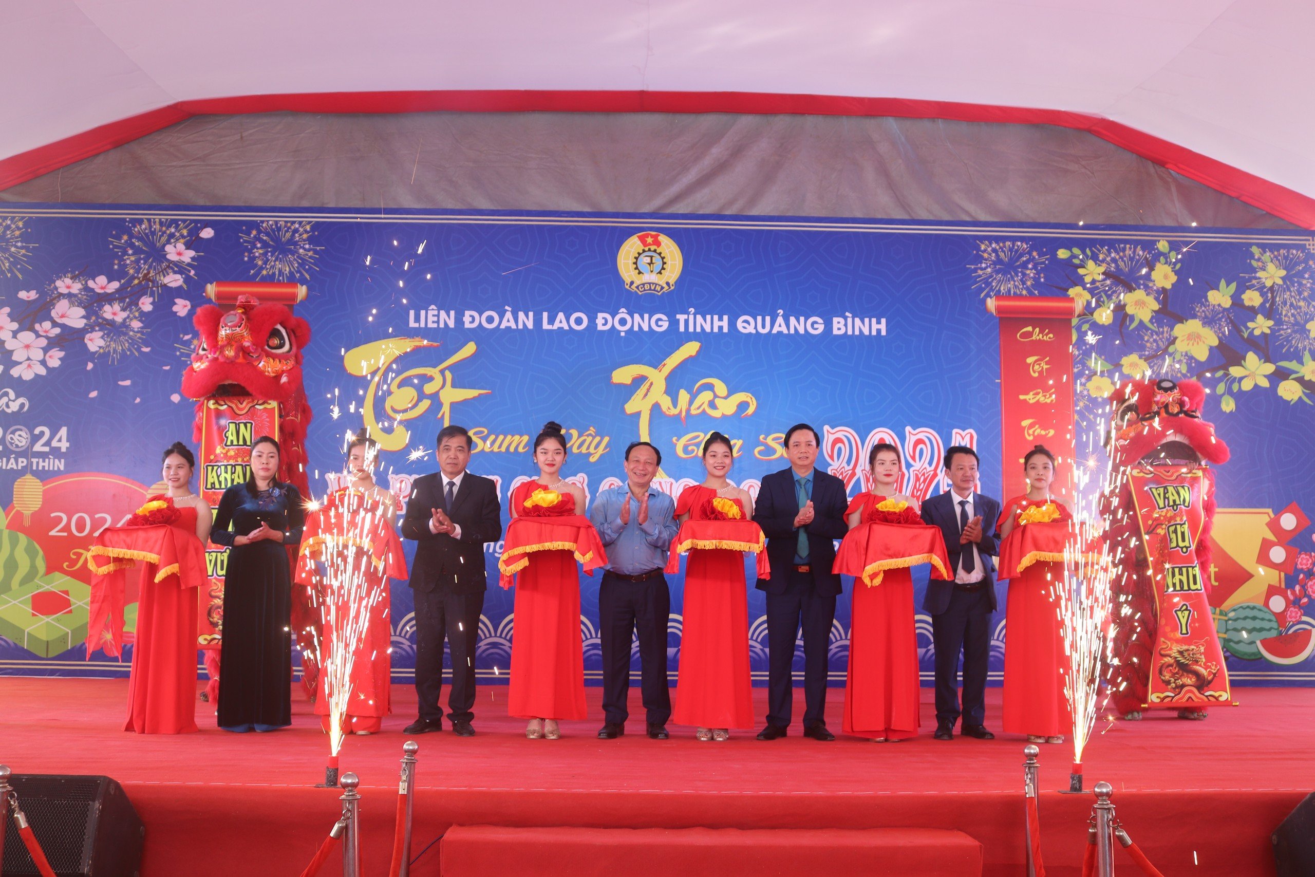 Chương tr&igrave;nh "Tết sum vầy - Xu&acirc;n chia sẻ" đến với 5.000 c&ocirc;ng nh&acirc;n ngh&egrave;o ở Quảng B&igrave;nh- Ảnh 1.
