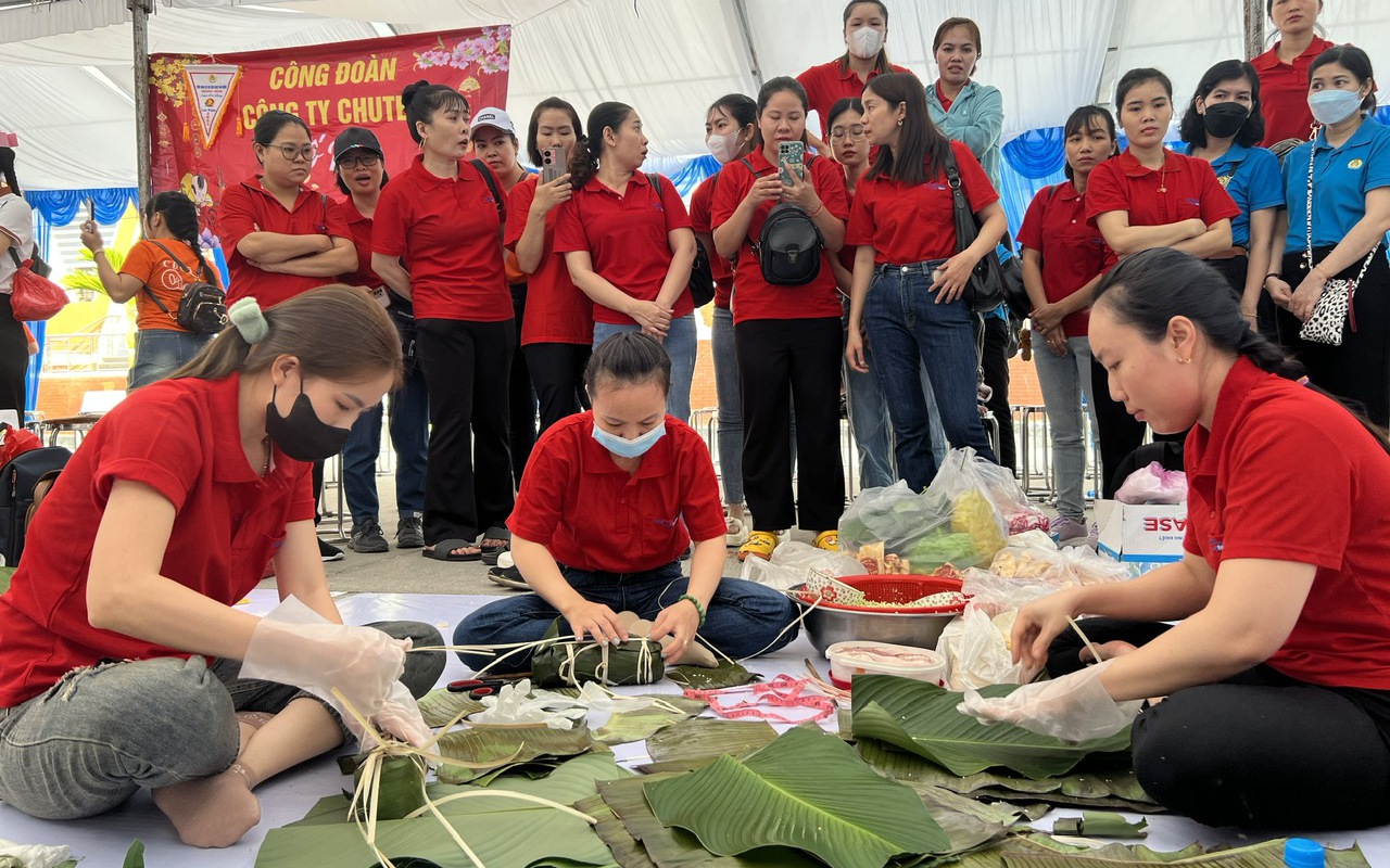 Công nhân hào hứng gói bánh chưng, bánh tét tại chương trình "Xuân rộn ràng"