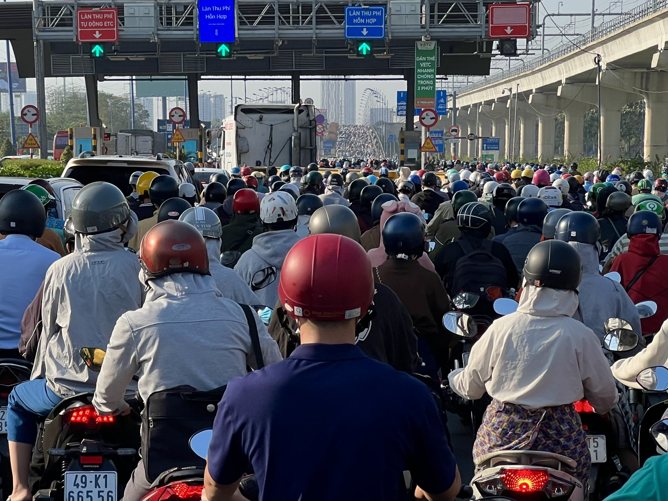 "Vỡ trận" giao th&ocirc;ng qua cầu Rạch Chiếc- Ảnh 1.