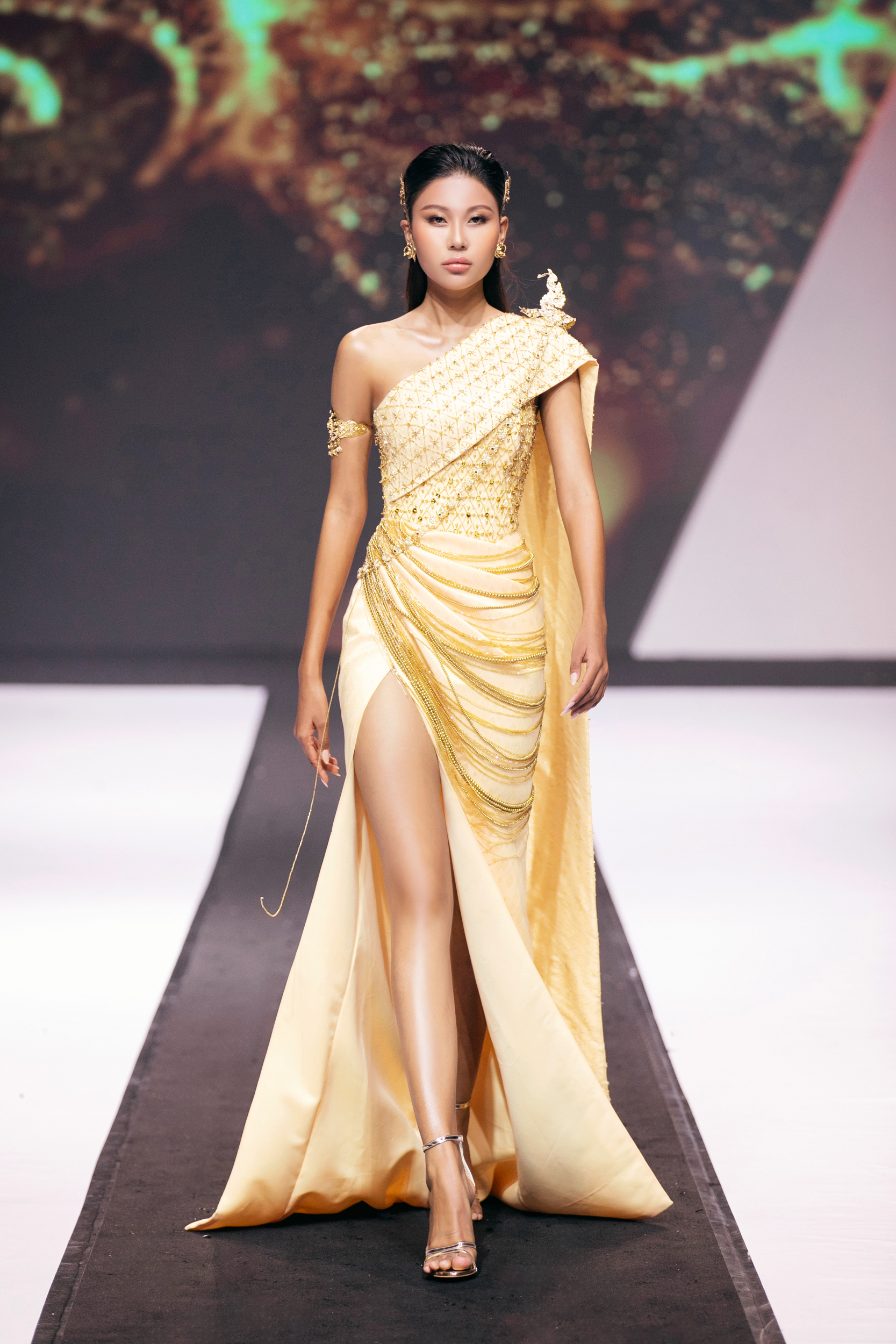 Ấn tượng trang phục dân tộc
- Ảnh 17.