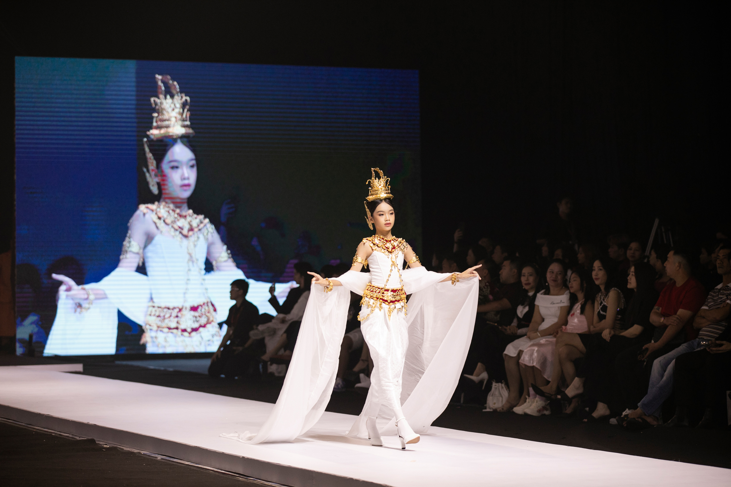 Ấn tượng trang phục dân tộc
- Ảnh 11.