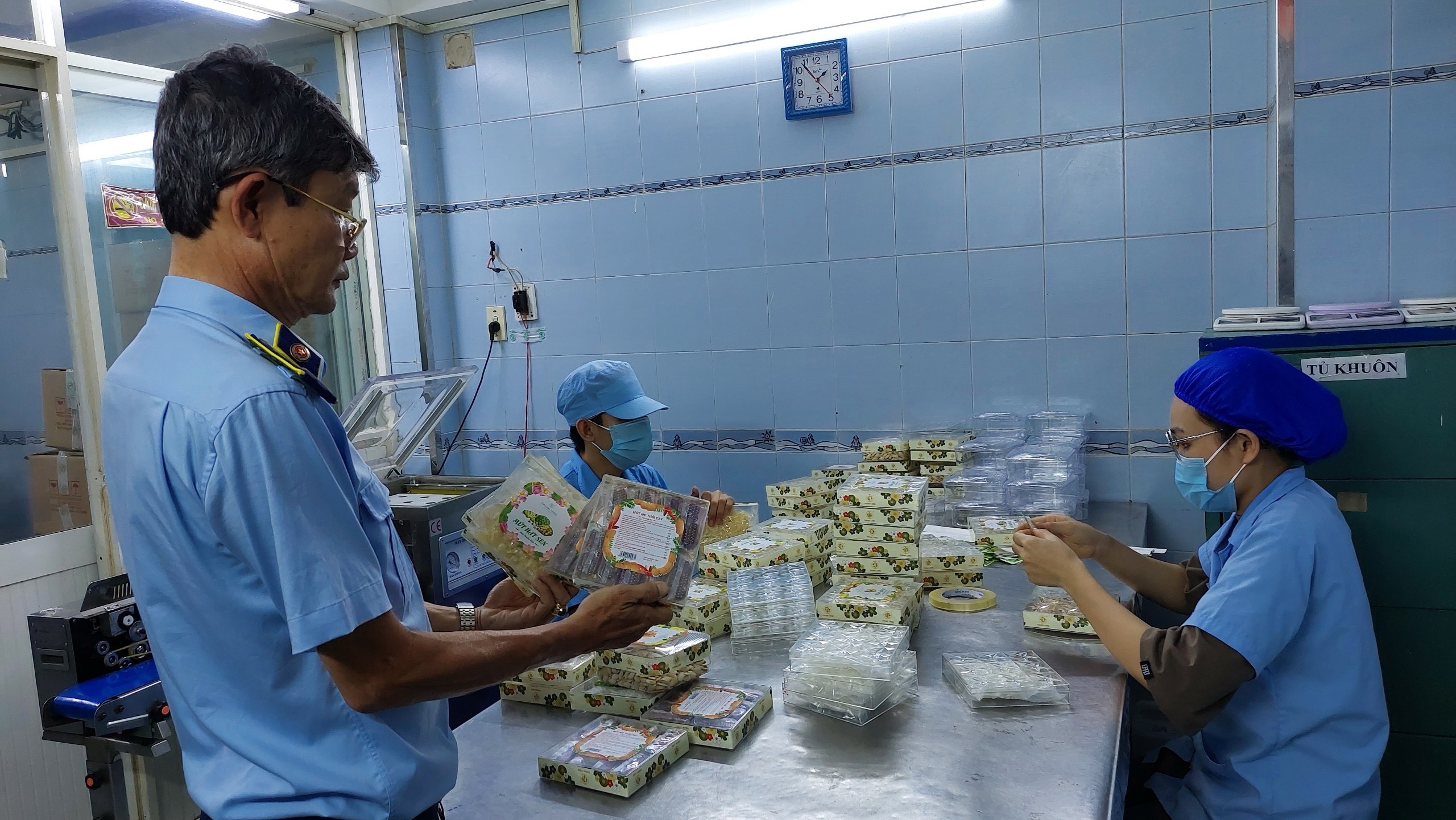 Bắt giữ h&agrave;ng trăm kg mứt gừng dẻo kh&ocirc;ng nguồn gốc- Ảnh 1.