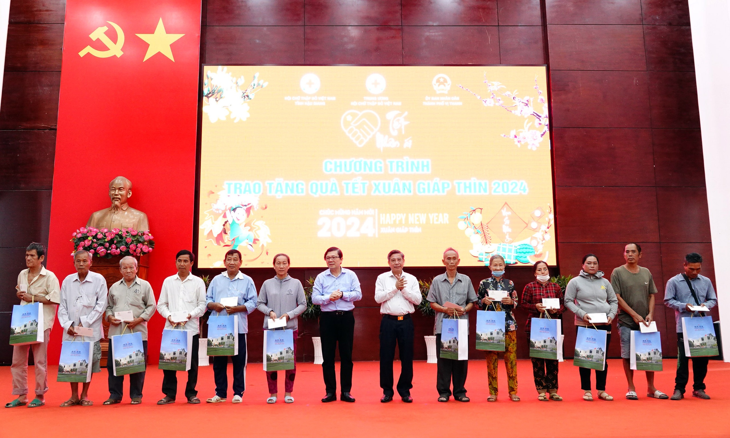 Ấm lòng “Tết Nhân ái” tại Hậu Giang- Ảnh 6.