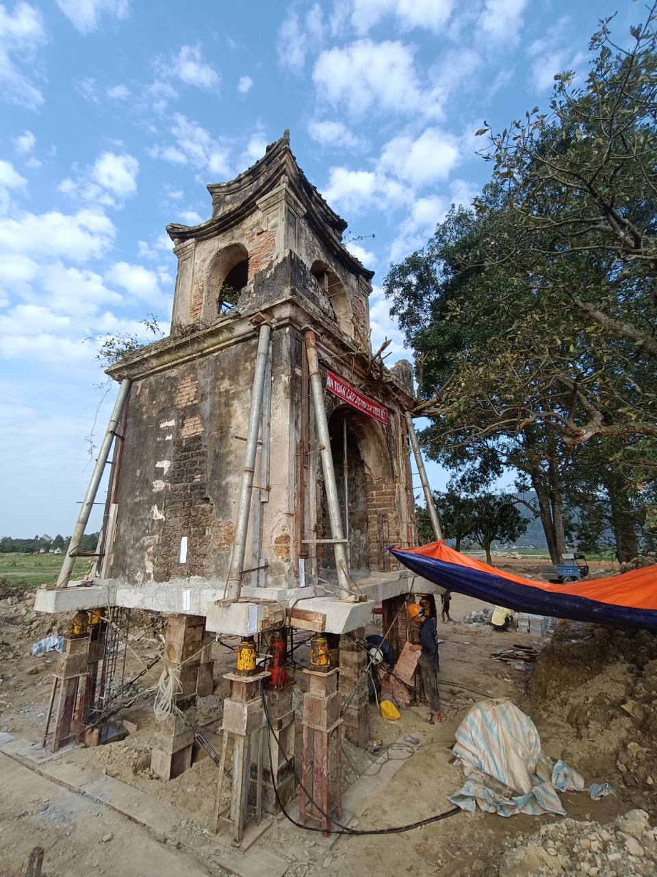 “Thần đèn” Nguyễn Văn Cư nâng thành công cổng đền lên cao 1,2 m- Ảnh 1.