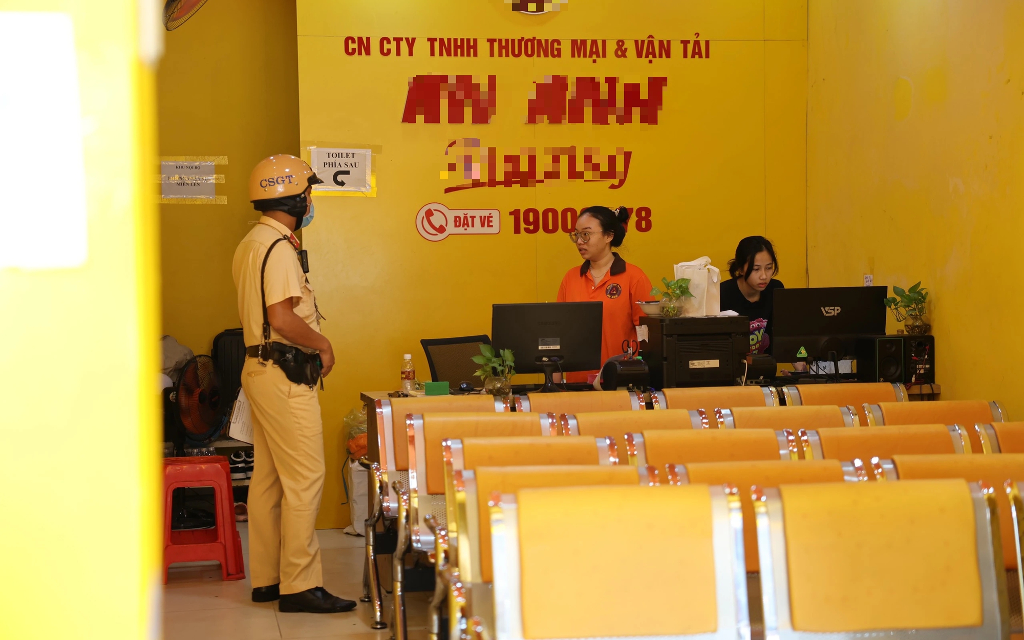 Kiểm tra hàng loạt nhà xe ở quận 5