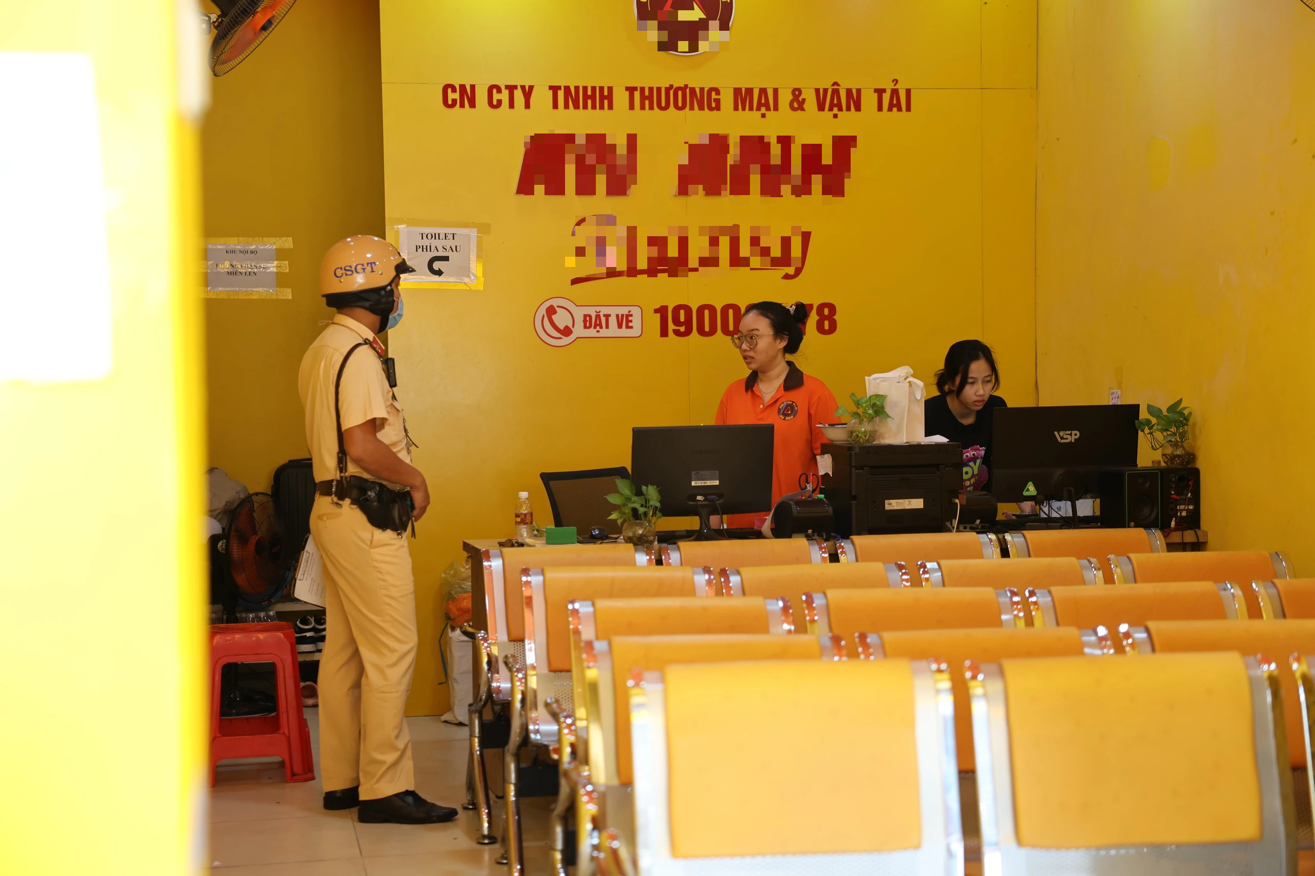 Kiểm tra hàng loạt nhà xe ở quận 5- Ảnh 2.