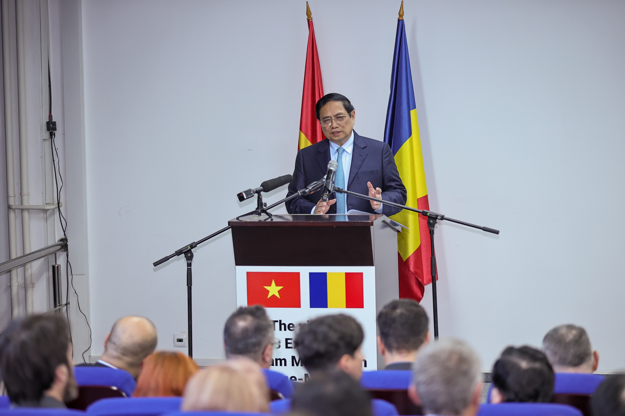 Thủ tướng Phạm Minh Ch&iacute;nh thăm trường cũ tại Romania- Ảnh 8.