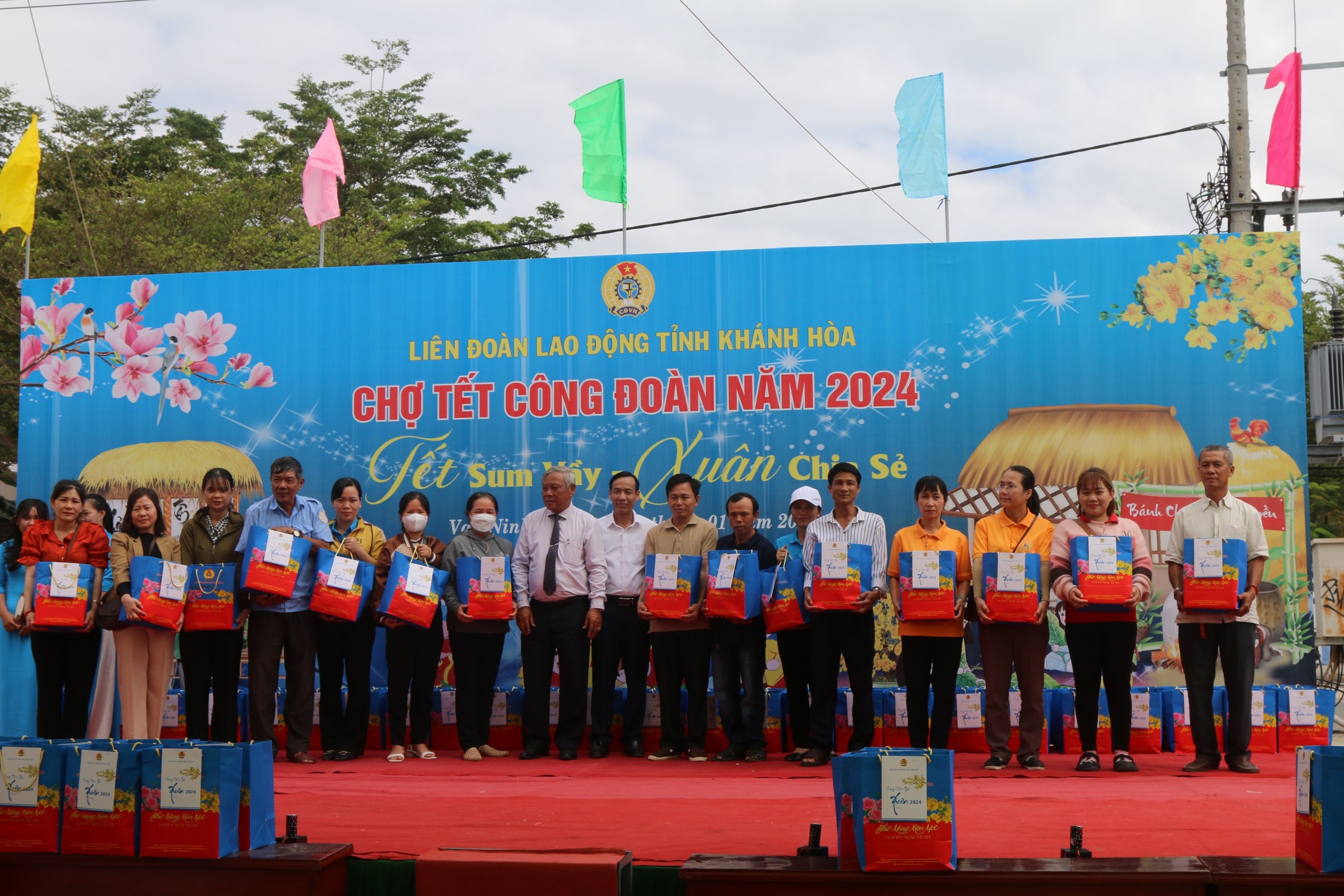 Chủ tịch UBND tỉnh Khánh Hoà vui “Tết sum vầy” với người lao động- Ảnh 2.