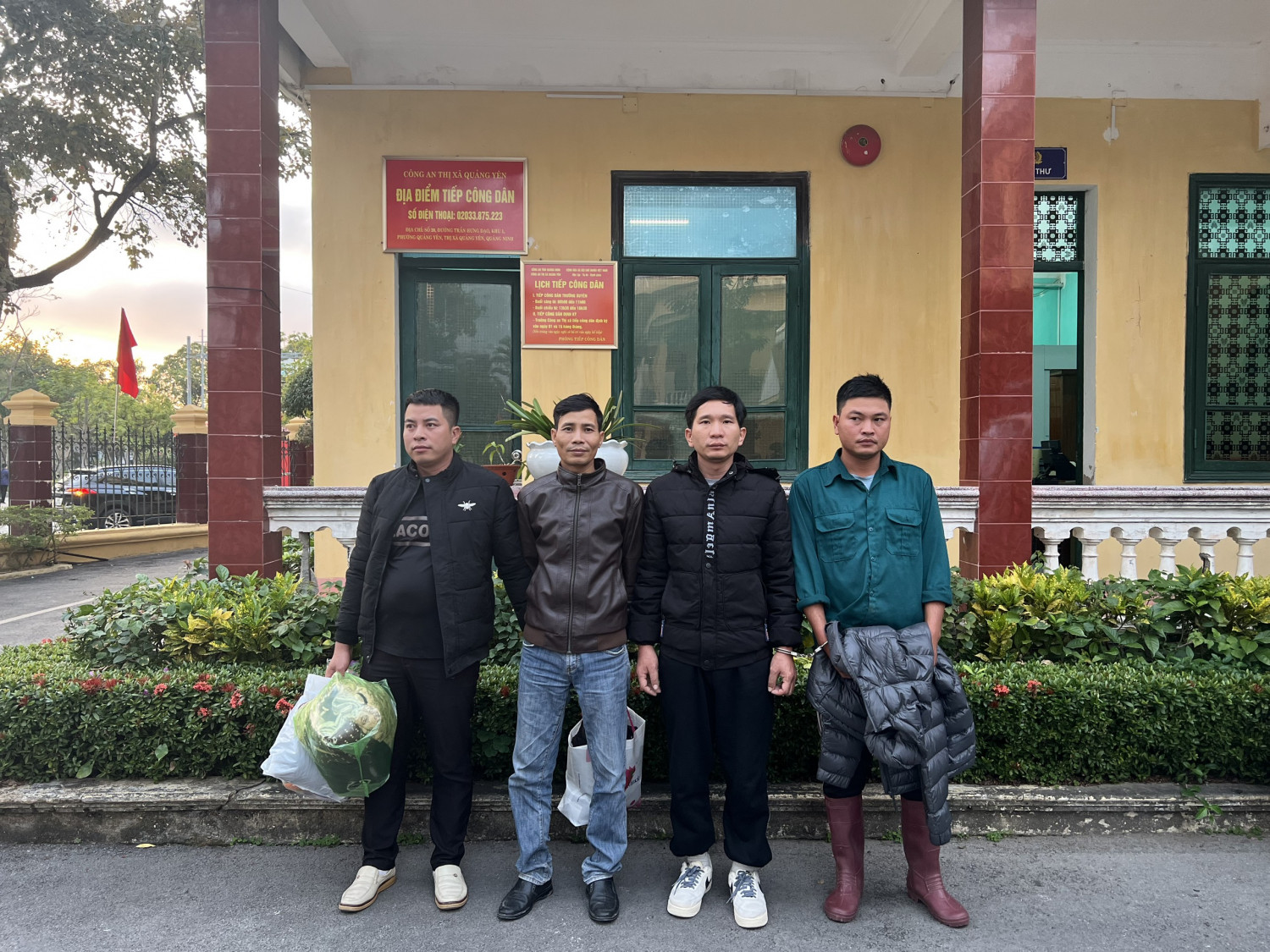 "Làm luật" người nuôi hàu, ép chuyển 100 triệu đồng- Ảnh 1.