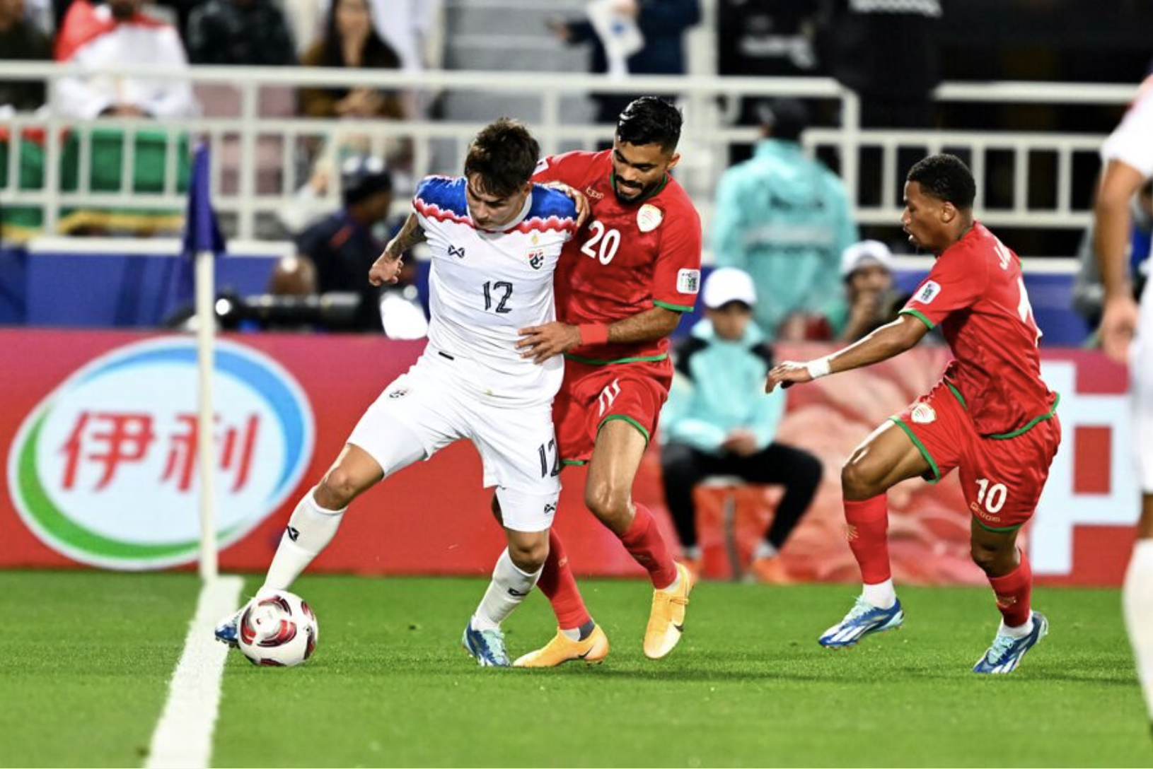 Cột mốc đ&aacute;ng nhớ của Theerathon khi Th&aacute;i Lan tiến s&aacute;t v&ograve;ng 1/8 Asian Cup 2023- Ảnh 1.