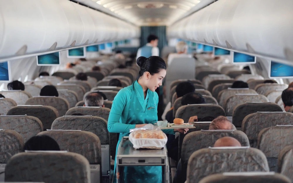 Một doanh nghiệp lãi gần 4 tỉ đồng mỗi tháng nhờ bán trà sữa, đồ ăn trên máy bay