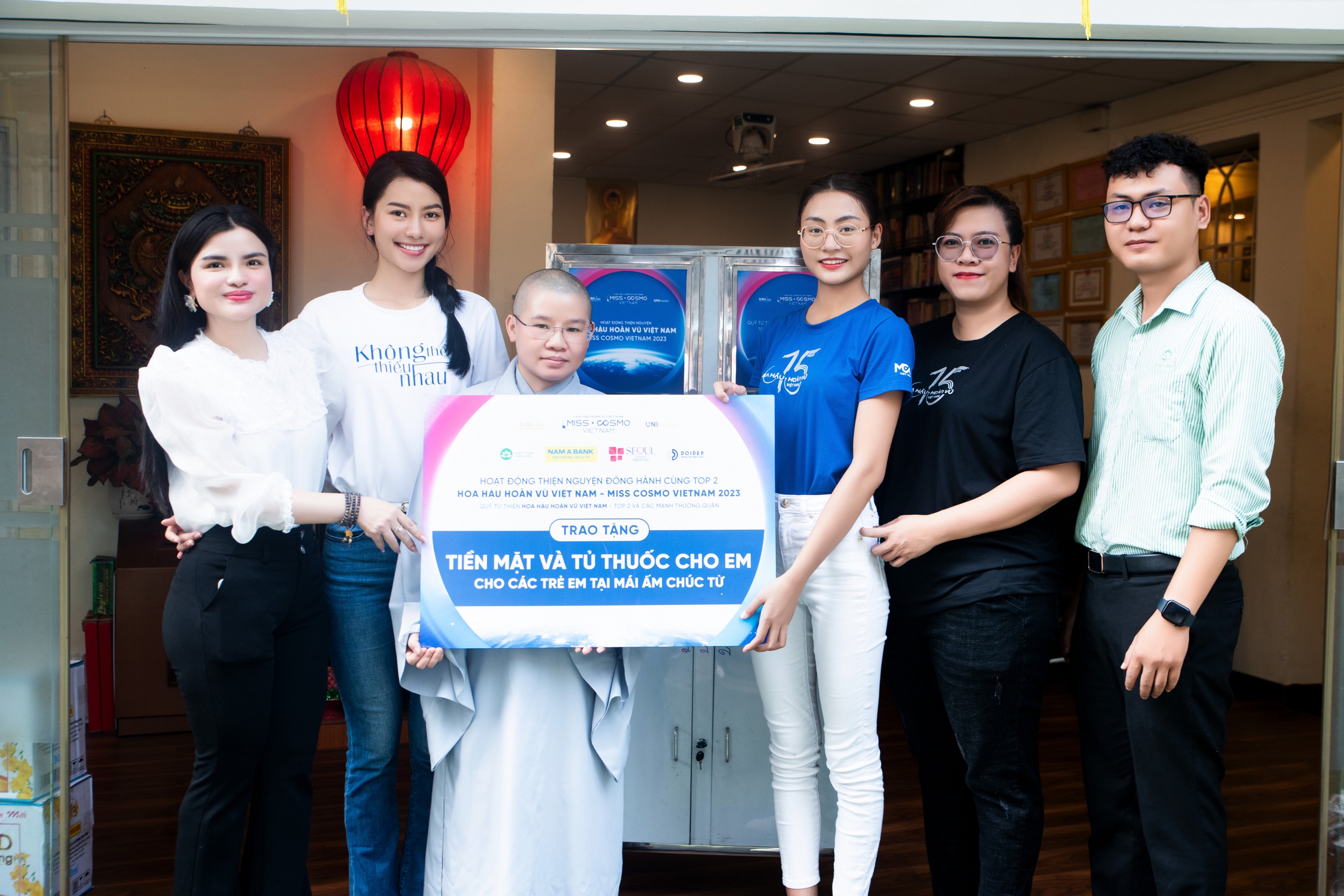 Hoa hậu Hoàn vũ Việt Nam 2023 trao “Tủ thuốc cho em”
- Ảnh 3.