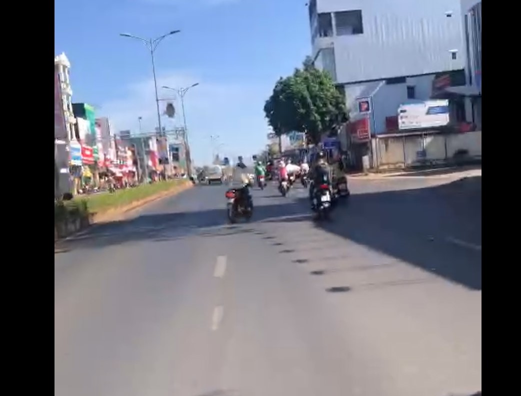 CLIP: Th&oacute;t tim cảnh người đ&agrave;n &ocirc;ng "l&agrave;m xiếc" tr&ecirc;n đường- Ảnh 1.
