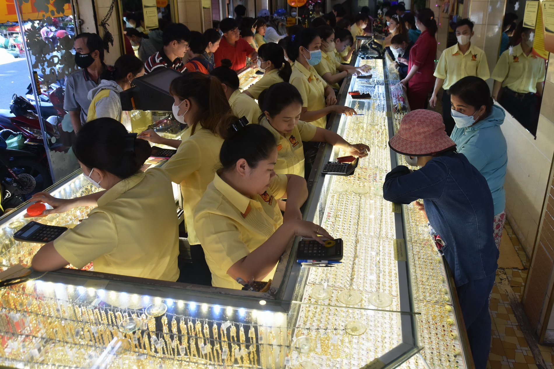 Gi&aacute; v&agrave;ng h&ocirc;m nay (22-1): V&agrave;ng miếng SJC tăng mạnh- Ảnh 1.