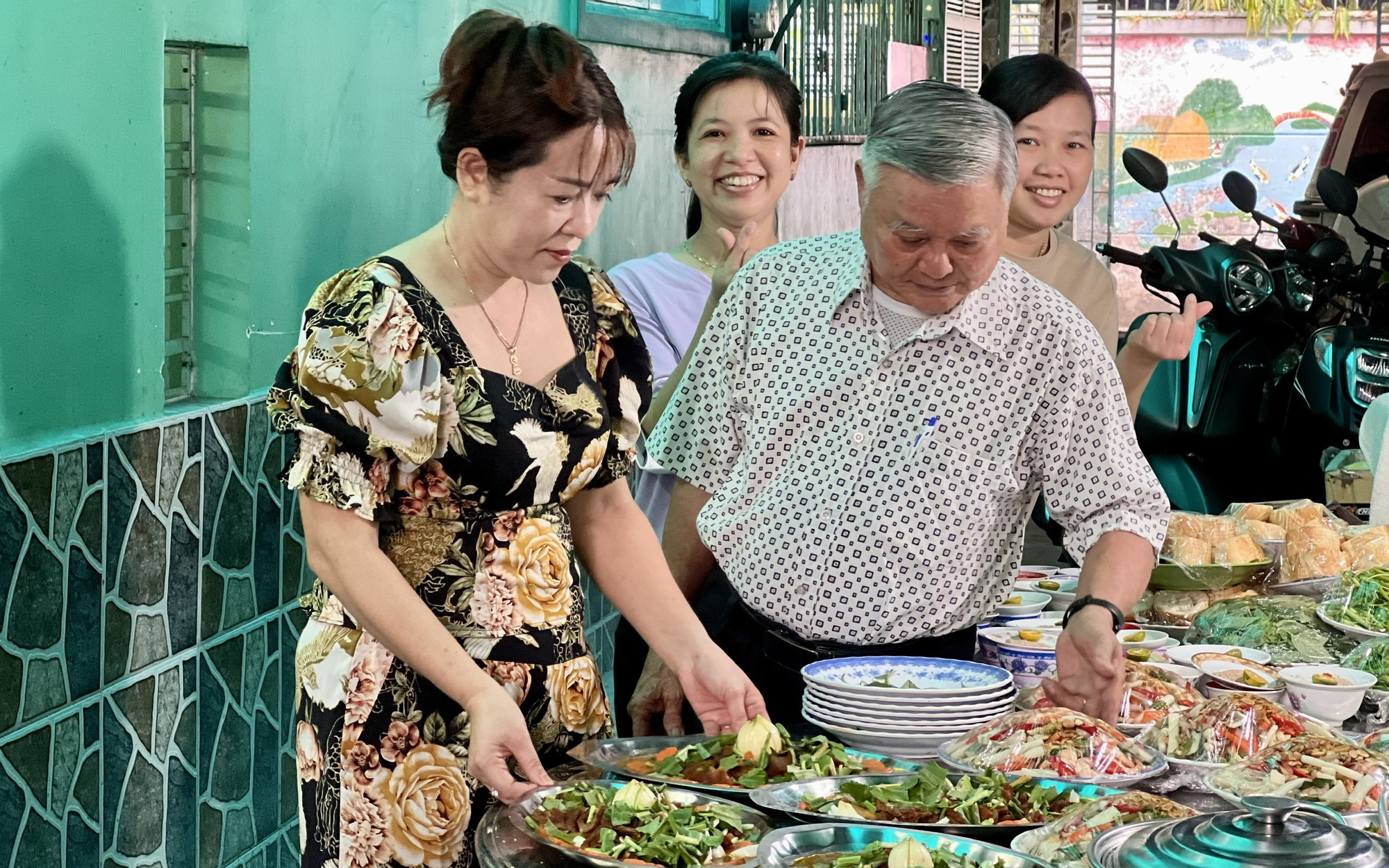Chủ nhà trọ chi hàng chục triệu đồng đãi tất niên và tặng quà Tết cho công nhân