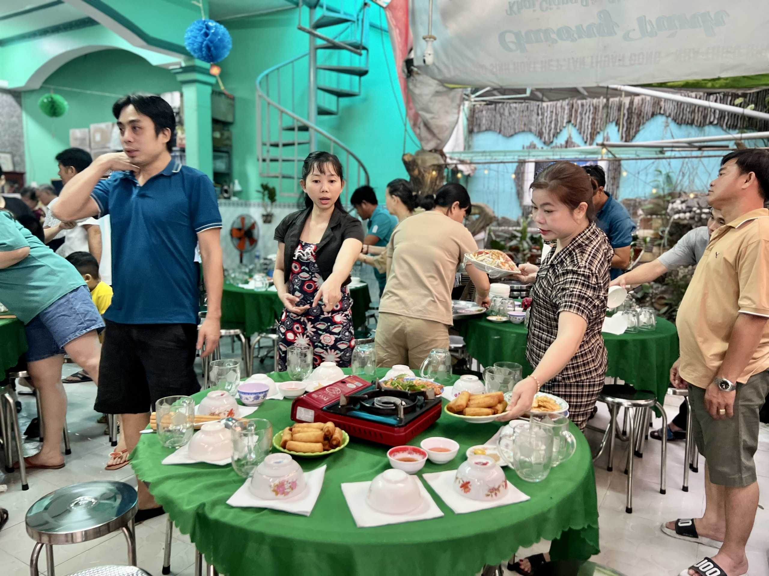 Chủ nhà trọ chi hàng chục triệu đồng đãi tất niên và tặng quà Tết cho công nhân- Ảnh 2.